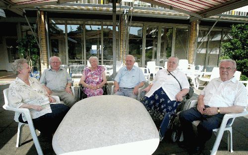 VEENENDAAL - Buiten in de schaduw poseren gaat nog net, maar daarna weer zo snel mogelijk naar binnen, waar het koeler is. Vooral voor ouderen kan de hitte erg lastig zijn. V.l.n.r.: de echtparen Kroesbergen, Van Beek en Tilroe. - Foto RD, Henk Visscher