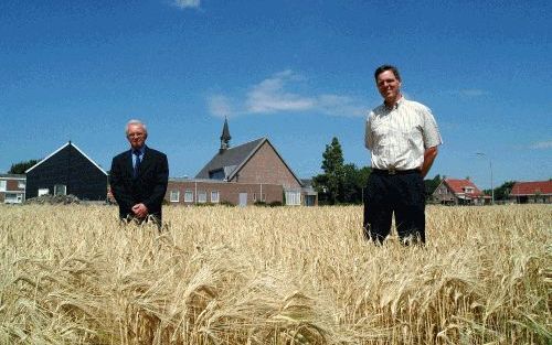 „De kerkenraad is blij dat er zo veel mensen naar de kerk komen”, zegt scriba J. Wisse (l.) van de gereformeerde gemeente in Aagtekerke. „Je wordt soms bijna omvergelopen”, is de ervaring van koster A. Schot„