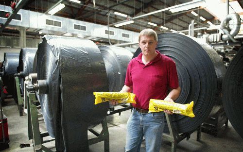 HARDENBERG - Accountmanager Freek van Laar van SP Metal geeft ruiterlijk toe dat het haast ondoenlijk is om je te onderscheiden van de concurrentie met een grauw product als vuilniszakken. „Dat kan slechts op een drietal terreinen. Dat zijn de tijd van le