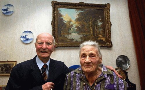 TOLBERT - De 100-jarigen Herre Boskma en Klaaske Boskma-Postma uit het Groningse Tolbert vieren vandaag dat ze 75 jaar getrouwd zijn. „Het is een genadegunst.” - Foto FD, Frans Andringa