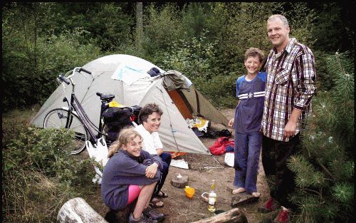 LEERSUM - Ingmar en Marieke Zondervan uit Noord-Holland staan met hun kinderen Victoria (13) en Roman (10) op een paalcamping, in boswachterij Leersum. „We houden van de vrije natuur en geven niet om het gebrek aan luxe. Bovendien is het lekker rustig.” -