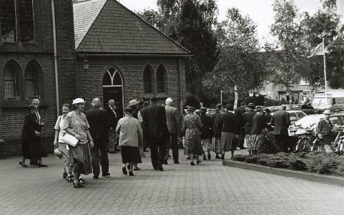 ELSPEET - „Van een foto met kerkgangers erop kan ook een getuigenis uitgaan.” Leden van de hervormde gemeente van Elspeet verlaten het kerkgebouw na afloop van een biddagdienst. - Foto RD