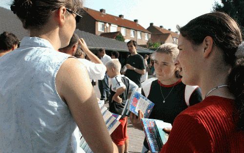 WIJLRE - Zo’n 110 personen namen dit jaar deel aan het jaarlijkse jongeren- en gezinsevangelisatiekamp Bunde. Van maandag tot gisteren trokken zij eropuit om huis aan huis te evangeliseren. Op donderdag en gistermorgen werd op enkele plaatsen straatwerk g