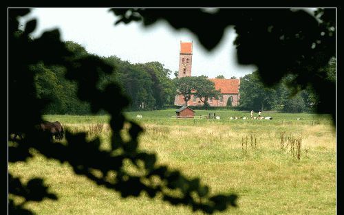 MIDWOLDE - Een kerk en een theehuis vormen het hart van het Groningse dorpje Midwolde. - Foto RD Henk Visscher