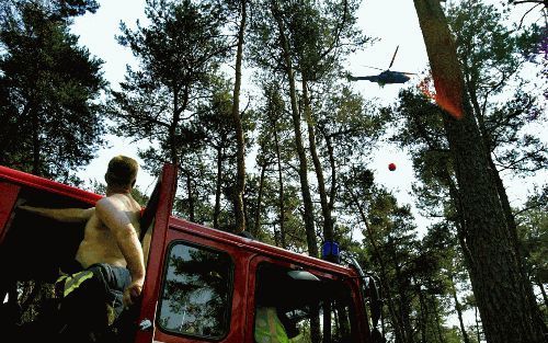 AUSTERLITZ - De brandweer bestreed afgelopen vrijdag een brand in de bossen bij Austerlitz. De brandweer zette ook een blushhelikopter in. Brandweerman De Boer: „Het is natuurlijk altijd erg heet op de plekken waar wij moeten werken. In een brandende woni