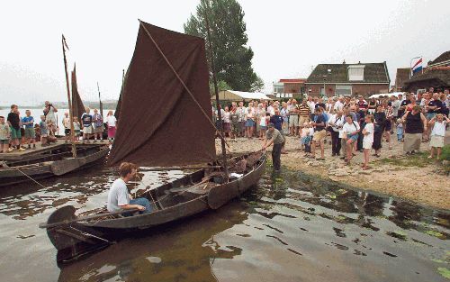 GRAFHORST - Tijdens de visserijdag in Grafhorst is zaterdag de historische punter GT 29 binnengevaren en officieel van zijn naam voorzien. Grafhorst was vroeger een vissersplaats. - Foto Freddy Schinkel