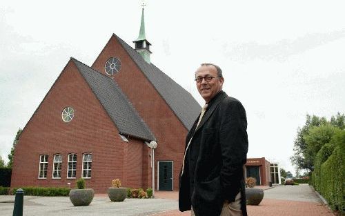 KLAASWAAL - „Stijlvolle eenvoud, dat is wat een protestants kerkgebouw moet uitstralen”, zegt architect M. A. Ros. Hij leverde het ontwerp voor de uitbreiding van de Rehobothkerk van de gereformeerde gemeente van Klaaswaal. Rechtsboven: de kansel staat ce