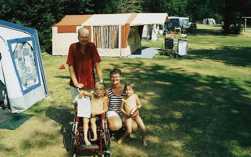 DRONTEN - De familie Lovers uit Heukelum op camping De Ruimte in Dronten. Zoon Karst (in rolstoel) toont trots een zelfgemaakte tekening. Naast hem de vijfjarige Yvonne. De zussen Elize en Mireille staan niet op de foto. - Foto RD