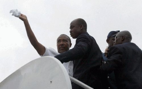 MONROVIA - De Liberiaanse president Charles Taylor zwaait als hij in een Nigeriaans regeringsvliegtuig stapt waarmee hij zijn land verlaat. Enkele uren daarvoor had Taylor de macht aan vice president Moses Blah overgedragen. Foto: AFP