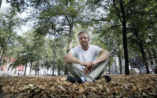 UTRECHT - Frank Moens van de Bomenstichting op de herfstachtige Maliebaan in Utrecht. „Een boom planten is niet niks. De zorg bij aankoop en planten moet wel een vervolg krijgen. Veel jonge bomen zijn aan hun lot overgelaten.” - Foto Hans Roggen