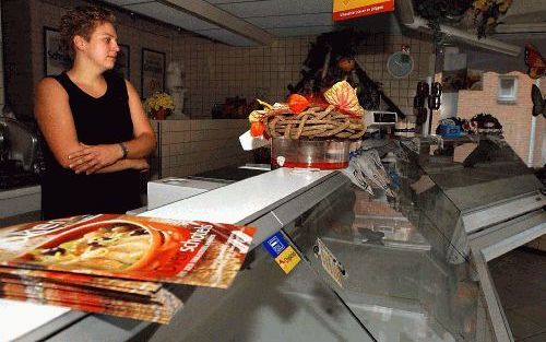 DENEKAMP - Bij slagerij Siemerink in Denekamp is de koeling leeg. Door een grote stroomstoring in een deel van Twente konden veel winkeliers hun verse waren gisteren niet bewaren en moesten zij de verkoop staken. - Foto ANP