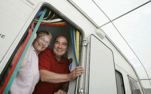 LAGE VUURSCHE - Kees en Annie Zwakhals houden van rust en ruimte. Ze vinden die in overvloed op natuurcamping Farm Eterna in Lage Vuursche. „Je kunt hier echt heerlijk fietsen en de camping is er een zonder toeters en bellen.” - Foto Hans Roggen