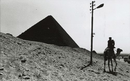 Egypte - Een Egyptische veiligheidsagent houdt een oogje in het zeil bij de piramides. Foto: RD,Henk Visscher