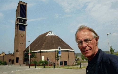 Barendrecht - Architect Arie Maat bij zijn ontwerp van de christelijke gereformeerde Eben HaÃ«zerkerk in Barendrecht. Op het dak zijn aan twee kanten lichtkoepels aangebracht. Foto: Foto&#61567;RD, Anton Dommerholt