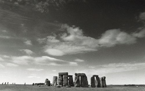 SALISBURY - â€˜Heidenen’ kiezen voor hun samenkomsten in de natuur plaatsen uit die naar hun mening niet door mensenhanden kunnen zijn gemaakt. Stonehenge is daar Ã©Ã©n van. Het Engelse monument trekt verder heksen en tovenaars aan die hier door middel va