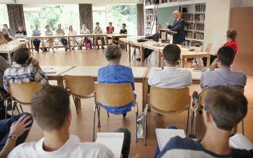 DOORN - Tijdens de laatste dag van de studie- en oriÃ«ntatieweek van de Gereformeerde Bond voor studenten theologie hield prof. C. Graafland vrijdag een lezing over de stijl van het predikantschap. „Een dominee wordt steeds meer afgerekend op hoe hij func