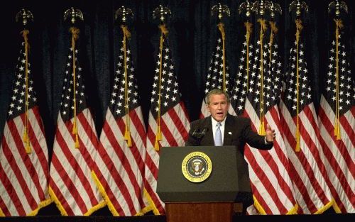 SAN DIEGO - De Amerikaanse president George W. Bush tijdens een geldinzamelingsdiner. „Voor een bedrag van 2000 dollar krijg je soms niet meer dan een hotdog en een biertje - en dan mag je even kijken naar Laura Bush of vice-president Dick.” - Foto EPA