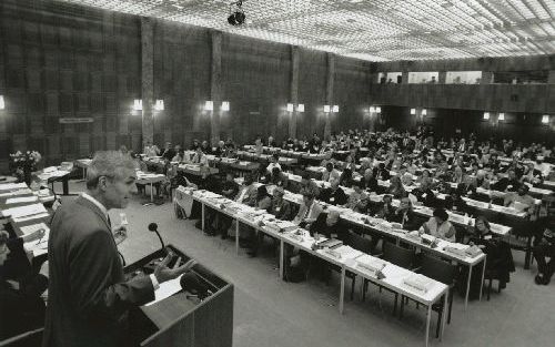 GENEVE â€“ Secretaris generaal Konrad Raiser spreekt het centraal comitÃ© van de Wereldraad van Kerken toe tijdens een vergadering in 1995. Deze week kiest het centraal comitÃ© in een besloten zitting de opvolger van de 65 jarige Duitse theoloog, die elf 