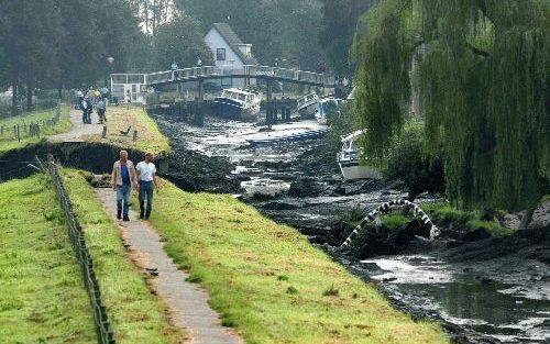 WILNIS - Een plotselinge dijkdoorbraak zette Wilnis dinsdagmorgen blank. In de dijk ontstond een gat van 60 meter. Het water veroorzaakte veel materiÃ«le schade. - Foto RD, Anton Dommerholt