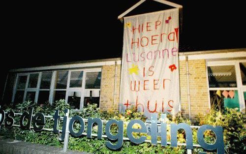 OLDEBERKOOP - Aan het gebouw van basisschool De Tjongeling waar Lusanne zit, hangt een groot spandoek. Foto: ANP