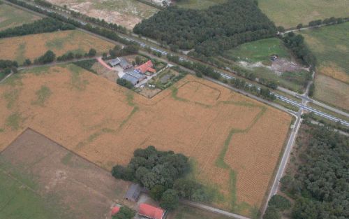 GROENLO â€“ De nieuw ontdekte verdedigingswal in het Groenlose land. Door de droogte is een lijn ontstaan die de linie uit de tijd van Frederik Hendrik markeert. Archeologen noemen de vondst uniek. Foto Synthegra Archeologie