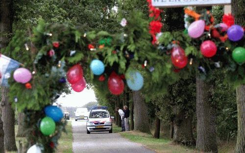 OLDEBERKOOP â€“ ”Welkom thuis” staat er op een grote ereboog voor de kaasboerderij van de familie Van der Gun in Oldeberkoop. Buurtbewoners versierden de boog met ballonnen, lichtjes en takken. Foto ANP