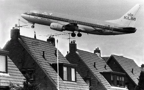 „Omwonenden die hinder ondervinden van vliegtuigen zijn geen aanstellers en ze zijn ook niet gek.” Fotomontage RD, Henk Visscher