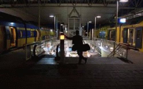 UTRECHT - Tienduizenden treinreizigers hebben dinsdagmiddag en -avond vertraging opgelopen door een grote storing. Vanaf kwart voor vijf was er geen treinverkeer meer mogelijk van en naar Leiden. Een gestrande reiziger belt vanaf het station in Leiden. Fo