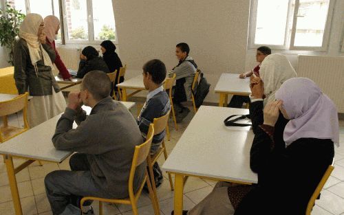 LILLE â€“ Frankrijk heeft sinds dinsdag voor het eerst een moslimschool voor middelbaar onderwijs: het AverroÃ¨s lyceum in Lille. Hoofddocent Sylvie Taleb en docent Karima Mokhtar maakten een praatje met de nieuwe studenten. Foto EPA