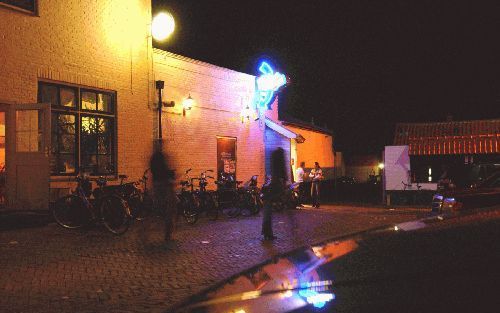 SPAKENBURG â€“ Zaterdagavond op de Turfwal in Spakenburg. Sinds de invoering van het horecabeleid verlopen de weekenden hier merkbaar rustiger. Foto Erik Kottier