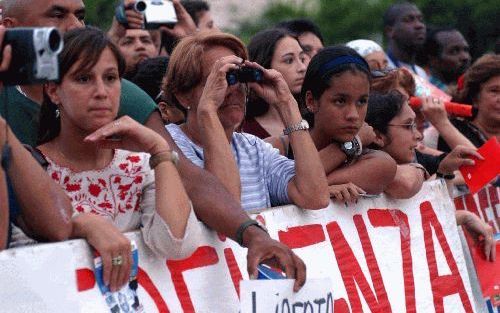 MIAMI â€“ Anti Castro demonstranten wachten in de Amerikaanse stad Miami bij de balie van de vliegmaatschappij American Airlines op mensen uit Cuba die zijn uitgenodigd om de uitreiking van de populaire Latin Grammy Awards, een muziekprijs, bij te wonen. 