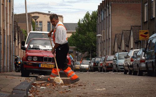 GOUDA - Straatveger H. J. Valstar in de Goudse wijk De Korte Akkeren. „We halen in deze buurt nog steeds 600 kilo zwerfvuil per dag op.” - Foto Bram Gebuys