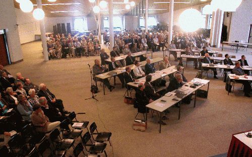 ZUIDHORN - De synode van de Gereformeerde Kerken vrijgemaakt in 2002 tijdens een vergadering bijeen in Zuidhorn. Besluiten van deze synode vormen de directe aanleiding voor een groep bezwaarde kerkleden uit Berkel en Rodenrijs om zich opnieuw vrij te make