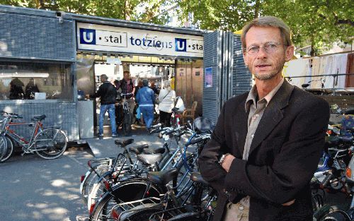 UTRECHT â€“ De bewaakte fietsenstalling op Vredenburg is de drukste in Utrecht. C. Bergenhenegouwen, directeur van U stal: „De loonkosten zullen een half miljoen euro stijgen, omdat het Rijk het mes zet in gesubsidieerde banen. Minder goed lopende stallin