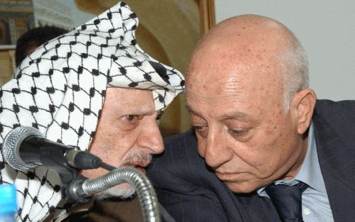 RAMALLAH â€“ De Palestijnse president Yasser Arafat in een onderonsje met parlementsvoorzitter Achmed Quieri â€“ook bekend onder de naam Abu Alaâ€“ tijdens een vergadering afgelopen zaterdag in zijn hoofdkwartier in Ramallah. De vergadering volgde op het 