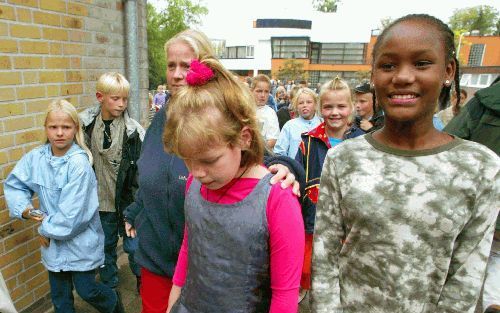 OLDEBERKOOP - Lusanne van der Gun gaat met haar klasgenootjes de school in. Het was maandag de eerste keer dat zij, sinds haar ontvoering twee weken geleden, weer naar school ging. - Foto ANP