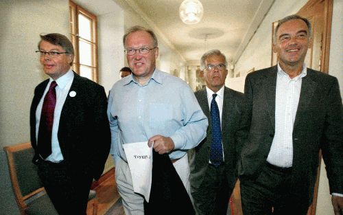 De Zweedse partijleiders die voor invoering van de euro zijn, (v.l.n.r.) de conservatief Lundgren, de sociaal democratische premier Persson, de christen democraat Svensson en de liberaal Leijonborg, hielden gisteren een gezamenlijke persconferentie over h