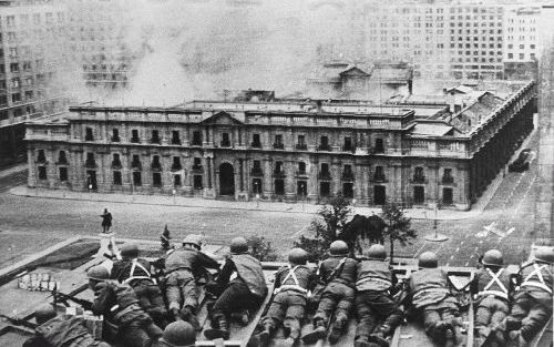 SANTIAGO - De staatsgreep van 11 september 1973: Chileense troepen nemen het presidentiÃ«le paleis van Salvador Allende onder vuur. - Foto EPA