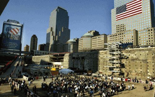 NEW YORK - Familieleden van slachtoffers die bij de aanslag op het World Trade Center werden gedood, gisteren precies 2 jaar geleden, verzamelen zich donderdag op Ground Zero, de plaats waar de Twin Towers zich verhieven. - Foto EPA