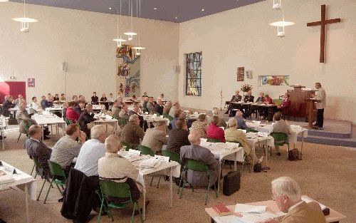 LEIDEN â€“ De gereformeerde synode was zaterdag in de Bevrijdingskerk te Leiden bijeen. Tijdens de nieuw samengestelde synode werd ds. J. G. Heetderks (Oosterhout) met ruime meerderheid gekozen als preses. Hij kreeg 57 van de 60 stemmen. Ook de andere mod