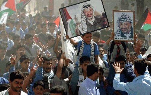 HEBRON - Palestijnen in Hebron betuigden maandag hun steun aan Yasser Arafat. - Foto EPA