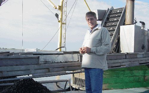 WADDENZEE (a/b van de WR82) &#61559;â€“ Kokkelvisser Arie Bakker, staande aan het einde van de band waar de kokkels vanaf rollen. „We hebben sinds 1992 een black box, die elke vaarbeweging vast legt. We komen niet in gesloten gebieden, werken in clusters.