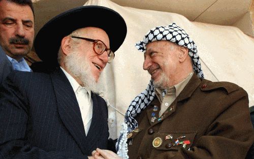 RAMALLAH - De Palestijnse leider Yasser Arafat (rechts) ontving dinsdag in de Muqata, zijn belaagde hoofdkantoor, rabbi Moshe Hirsch (links) van de Neturei Karta-beweging. Hirsch is een ultraorthodoxe Jood die het antizionistische standpunt fervent huldig