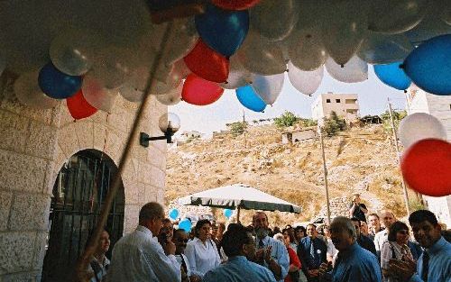 BEIT JALA â€“ Bij de opening van Huis Heleen van Jemima werden ballonnen uit de gang van het nieuwe gebouw opgelaten. Foto Alfred Muller