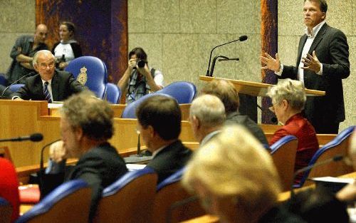 DEN HAAG â€“ De algemene beschouwingen in de Tweede Kamer leverden woensdag geen grote verrassingen op. Of het moest zijn dat PvdA leider Bos (achter katheder) aarzelend opereerde en regelmatig in de hoek gedrukt werd vanwege het ontbreken van een tegenbe