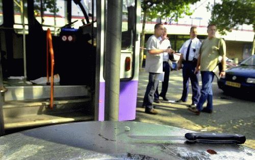 TILBURG - Het mes dat de dader gebruikte om in Tilburg een buschauffeur in zijn nek te steken ligt als een stille getuige bij de bus. De buschauffeur raakte ernstig gewond toen een man hem bij het station van Tilburg in zijn nek stak. Kort na de steekpart