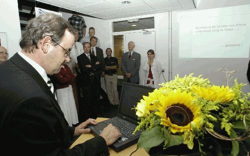 GOES â€“ Gedeputeerde G. R. J. van Heukelom opende vrijdag met een simpele druk op de spatiebalk een powerpointpresentatie, waarmee de opening van het nieuwe gebouw van Eleos in Goes een feit was. Foto VisionPhoto