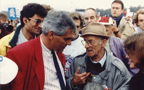 DEN HAAG â€“ De maandag op 61-jarige leeftijd overleden burgemeester Stekelenburg van Tilburg was geliefd bij het volk. Foto: Stekelenburg in 1991 op het Haagse Malieveld in gesprek met een demonstrant die protesteert tegen de WAO plannen van het kabinet.