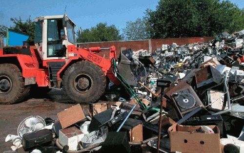 DEN HAAG - In Den Haag werd vanmiddag het startsein gegeven voor een inzamelingsactie van kleine elektrische apparaten. Deze kunnen vaak goed gerecycled worden, terwijl er volgens de Nederlandse Vereniging Verwijdering Metalektro Producten nog te veel bij