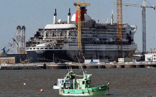 SAINT-NAZAIRE - De Queen Mary 2 bij de werf. Foto AFP